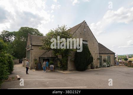 Parkplatz und Eintritt in Jeremy Clarkson's Pub, The Farmer's Dog, in den Cotswolds, Großbritannien. Stockfoto
