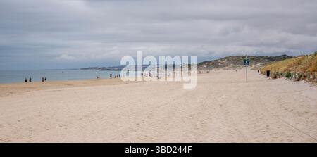 Überfüllte Strandszene von Mullaloo mit Möwe auf weißem Sand an einem bewölkten Tag, Perth, Australien, 12. April 2020 Stockfoto