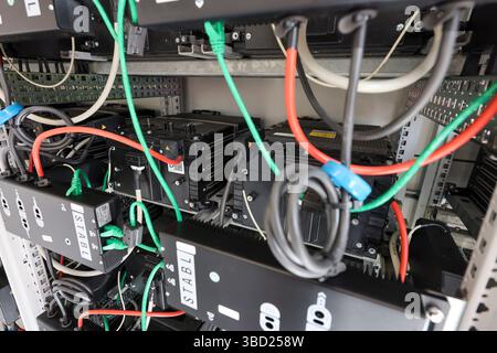 22. Mai 2025, Sachsen, Leipzig: Blick auf alte Batterien aus Elektroautos im neuen Stromspeicher des ICE-Werks der Deutschen Bahn in Leipzig. Das sogenannte Second-Life-Batteriespeichersystem besteht aus alten Elektroautos, die über das firmeneigene Solarsystem aufgeladen werden. Die Solaranlage und der Batteriespeicher könnten rund ein Viertel des Strombedarfs des Leipziger EISWERKES decken. Durch das Pilotprojekt würden jährlich rund 85.000 Euro an Energiekosten eingespart. Der nächste Schritt besteht darin, das Instandhaltungswerk in Kassel mit einem Second-Life-Batteriespeichersystem auszustatten. Foto: J Stockfoto