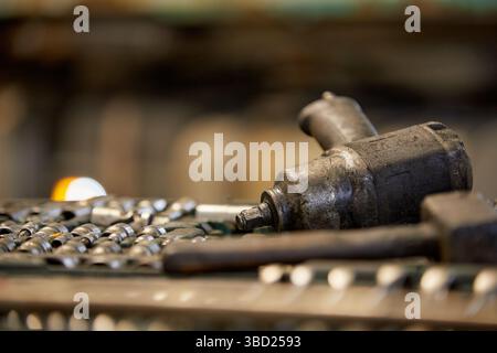 Nahaufnahme von Kfz-Werkzeugen auf Werkstatttisch Stockfoto