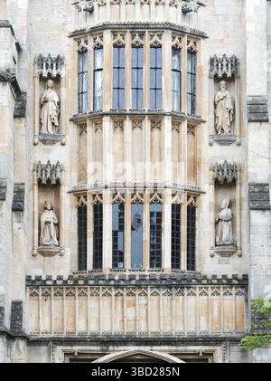Statuen (von Maria Magdalen, Jesus Christus, König Heinrich VI. Und William Waynflete) an einer Wand der Old Library am Magdalen College, University of Oxford, Stockfoto