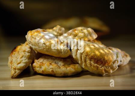 Teller gefüllt mit frisch gebackenen argentinischen Empanadas. Stockfoto