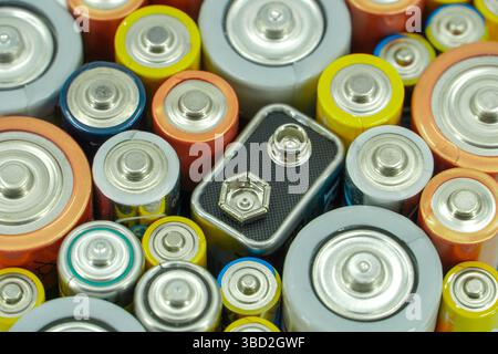 Hintergrund aus verschiedenen Alkali- und Lithium-Ionen-Batterien, Pluspol sichtbar. Stockfoto
