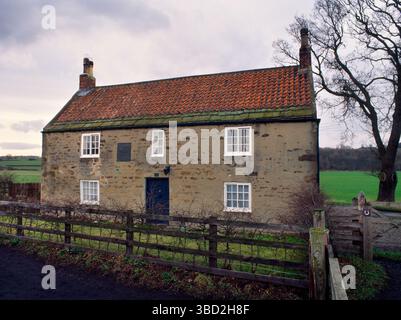 Der Geburtsort des Ingenieur- und Eisenbahnpioniers George Stephenson, 9. Juni 1781, neben der ehemaligen hölzernen Waggonway in Wylam, Northumberland, England. Stockfoto