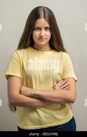 Junge Frau, die Gesichtscreme mit natürlicher Hautstruktur in der Hautpflegeroutine aufträgt Stockfoto