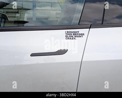 Ich habe das gekauft, bevor Elon auf einem Tesla-Auto in Italien geparkt hat. Stockfoto