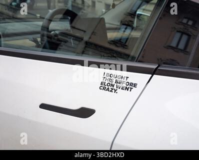 Ich habe das gekauft, bevor Elon auf einem Tesla-Auto in Italien geparkt hat. Stockfoto