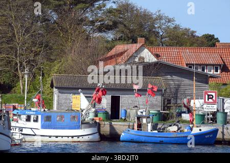 Hiddensee Vitte, Deutschland. April 2025. Blick auf die Anlegestelle für Fischerboote am Hafen in Vitte auf der Insel Hiddensee. Quelle: Waltraud Grubitzsch/dpa/Alamy Live News Stockfoto