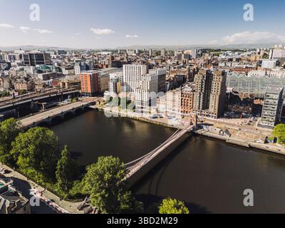 Glasgow Schottland: 18. Mai 2025: Drohnenblick auf die Skyline von Glasgow auf dem Fluss Clyde mit Brücke an einem sonnigen Tag aus der Luft Stockfoto
