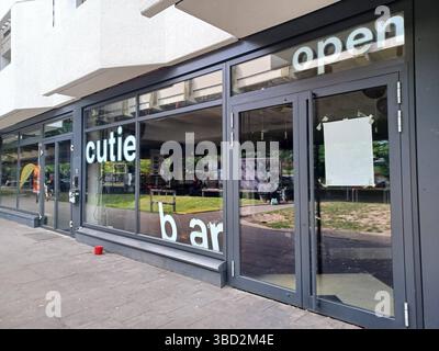 Feature / Symbol: Cutie Bar, Bielefeld 05/25 thg die Cutie Bar in Bielefeld im Mai 2025 Deutschland deutsch deutsche Stadt Innenstadt NRW City Disco Tanzlokal Club Anschlagsziel Messerangriff mutmaßlich islamistischer Angriff Anschlag Islamismus quer draußen Front *** Feature Symbol Cutie Bar, Bielefeld 05 25 thg die Cutie Bar in Bielefeld im Mai 2025 Deutschland deutsche Stadt Stadtzentrum NRW City Disco Club Angriff Ziel Messerangriff vermuteter islamistischer Angriff Islamismus quer außen Stockfoto