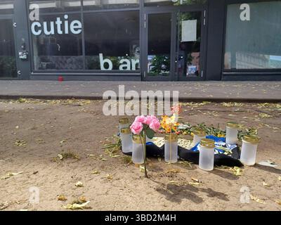 Feature / Symbol: Cutie Bar, Bielefeld 05/25 thg die Cutie Bar in Bielefeld im Mai 2025 Deutschland deutsch deutsche deutsche Stadt Innenstadt NRW City Disco Tanzlokal Club Anschlagsziel Messerangriff mutmaßlich islamistischer Angriff Anschlag Islamismus Gedenkstelle Gedenken Blumen Kerzen Arminia Bielefeld DSC Schale quer draußen Front *** Feature Symbol Cutie Bar, Bielefeld 05 25 thg die Cutie Bar in Bielefeld im Mai 2025 Deutschland Deutsche Innenstadt NRW City Disco Dance Club Angriff Ziel Messerangriff vermuteter islamistischer Angriff Islamismus Gedenkblumen Kerzen Armi Stockfoto