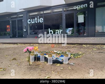 Feature / Symbol: Cutie Bar, Bielefeld 05/25 thg die Cutie Bar in Bielefeld im Mai 2025 Deutschland deutsch deutsche deutsche Stadt Innenstadt NRW City Disco Tanzlokal Club Anschlagsziel Messerangriff mutmaßlich islamistischer Angriff Anschlag Islamismus Gedenkstelle Gedenken Blumen Kerzen Arminia Bielefeld DSC Schale quer draußen Front *** Feature Symbol Cutie Bar, Bielefeld 05 25 thg die Cutie Bar in Bielefeld im Mai 2025 Deutschland Deutsche Innenstadt NRW City Disco Dance Club Angriff Ziel Messerangriff vermuteter islamistischer Angriff Islamismus Gedenkblumen Kerzen Armi Stockfoto