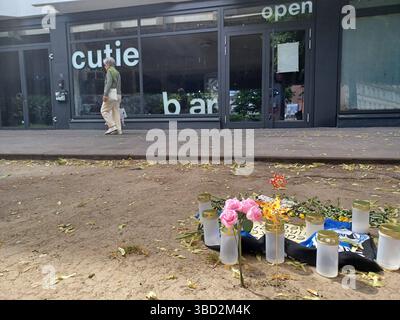 Feature / Symbol: Cutie Bar, Bielefeld 05/25 thg die Cutie Bar in Bielefeld im Mai 2025 Deutschland deutsch deutsche deutsche Stadt Innenstadt NRW City Disco Tanzlokal Club Anschlagsziel Messerangriff mutmaßlich islamistischer Angriff Anschlag Islamismus Gedenkstelle Gedenken Blumen Kerzen Arminia Bielefeld DSC Schale quer draußen Front *** Feature Symbol Cutie Bar, Bielefeld 05 25 thg die Cutie Bar in Bielefeld im Mai 2025 Deutschland Deutsche Innenstadt NRW City Disco Dance Club Angriff Ziel Messerangriff vermuteter islamistischer Angriff Islamismus Gedenkblumen Kerzen Armi Stockfoto
