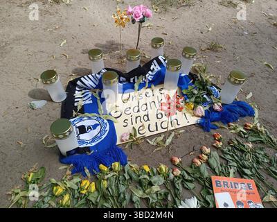 Feature / Symbol: Cutie Bar, Bielefeld 05/25 thg Gedenkstätte vor der Cutie Bar in Bielefeld im Mai 2025 Deutschland deutsch deutsche Stadt Innenstadt NRW City Disco Tanzlokal Club Anschlagsziel Messerangriff mutmaßlich islamistischer Angriff Anschlag Islamismus Gedenkstelle Gedenken Blumen Kerzen Arminia Bielefeld DSC Schale quer draußen *** Feature Symbol Cutie Bar, Bielefeld 05 25 thg Gedenkfeier vor der Cutie Bar in Bielefeld im Mai 2025 Deutschland deutsche Innenstadt NRW City Disco Dance Club Attack Target Messerattacke vermuteter islamistischer Attack Attack Attack Islamismus memori Stockfoto