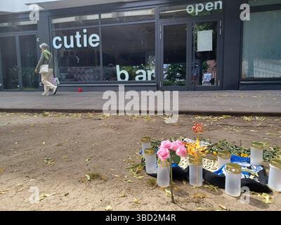 Feature / Symbol: Cutie Bar, Bielefeld 05/25 thg die Cutie Bar in Bielefeld im Mai 2025 Deutschland deutsch deutsche deutsche Stadt Innenstadt NRW City Disco Tanzlokal Club Anschlagsziel Messerangriff mutmaßlich islamistischer Angriff Anschlag Islamismus Gedenkstelle Gedenken Blumen Kerzen Arminia Bielefeld DSC Schale quer draußen Front *** Feature Symbol Cutie Bar, Bielefeld 05 25 thg die Cutie Bar in Bielefeld im Mai 2025 Deutschland Deutsche Innenstadt NRW City Disco Dance Club Angriff Ziel Messerangriff vermuteter islamistischer Angriff Islamismus Gedenkblumen Kerzen Armi Stockfoto