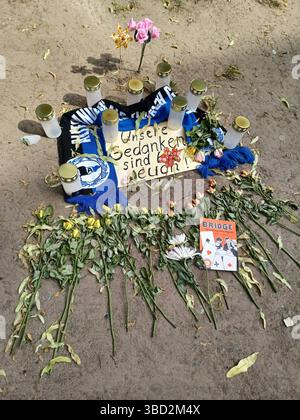 Feature / Symbol: Cutie Bar, Bielefeld 05/25 thg Gedenkstätte vor der Cutie Bar in Bielefeld im Mai 2025 Deutschland deutsch deutsche Stadt Innenstadt NRW City Disco Tanzlokal Club Anschlagsziel Messerangriff mutmaßlich islamistischer Angriff Anschlag Islamismus Gedenkstelle Gedenken Blumen Kerzen Arminia Bielefeld DSC Schale hoch draußen *** Feature Symbol Cutie Bar, Bielefeld 05 25 thg Gedenkfeier vor der Cutie Bar in Bielefeld im Mai 2025 Deutschland deutsche Innenstadt NRW City Disco Dance Club Attack Target Messerattacke vermuteter islamistischer Attack Attack Attack Islamismus memori Stockfoto