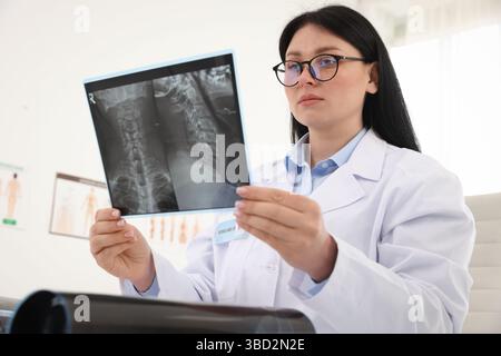 Arzt untersucht Hals-MRT-Untersuchung in Klinik, Tiefwinkelansicht Stockfoto