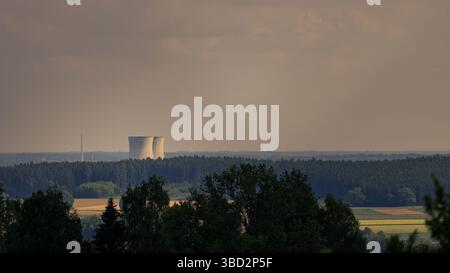 Malerischer Blick auf die stillgelegten Kühltürme des Kernkraftwerks Gundremmingen in Deutschland Stockfoto