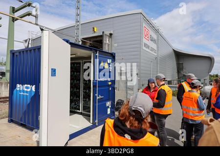 22. Mai 2025, Sachsen, Leipzig: Blick auf den neuen Stromspeicher im ICE-Werk der Deutschen Bahn in Leipzig. Das sogenannte Second-Life-Batteriespeichersystem besteht aus alten Elektroautos, die über das firmeneigene Solarsystem aufgeladen werden. Die Solaranlage und der Batteriespeicher können rund ein Viertel des Strombedarfs des Leipziger EISKRAFTWERKS decken. Durch das Pilotprojekt würden jährlich rund 85.000 Euro an Energiekosten eingespart. Der nächste Schritt besteht darin, das Instandhaltungswerk in Kassel mit einem Second-Life-Batteriespeichersystem auszustatten. Foto: Jan Woitas/dpa Stockfoto