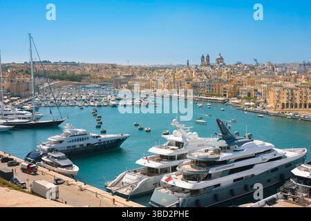 Vittoriosa Harbour, Blick auf den Hafen und den Yachthafen, der die Städte Vittoriosa (im Vordergrund) und Senglea, den Großen Hafen von Valletta Malta, trennt Stockfoto