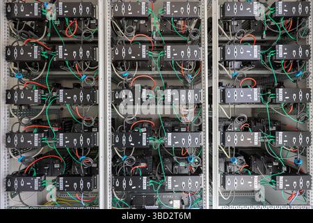 22. Mai 2025, Sachsen, Leipzig: Blick auf den neuen Stromspeicher im ICE-Werk der Deutschen Bahn in Leipzig. Das sogenannte Second-Life-Batteriespeichersystem besteht aus alten Elektroautos, die über das firmeneigene Solarsystem aufgeladen werden. Die Solaranlage und der Batteriespeicher können rund ein Viertel des Strombedarfs des Leipziger EISKRAFTWERKS decken. Durch das Pilotprojekt würden jährlich rund 85.000 Euro an Energiekosten eingespart. Der nächste Schritt besteht darin, das Instandhaltungswerk in Kassel mit einem Second-Life-Batteriespeichersystem auszustatten. Foto: Jan Woitas/dpa Stockfoto