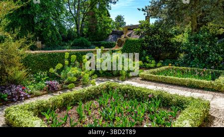 Sonnige Ecke der Hidcote Manor Gardens, einer der großen englischen Gärten in den Cotswold Hills von Wiltshire, Großbritannien Stockfoto