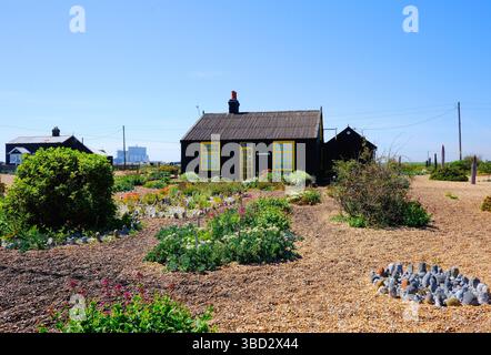 Prospect Cottage, Derek Jarmans Haus in Dungeness, Kent, Großbritannien, mit dem Kernkraftwerk links im Hintergrund. Stockfoto