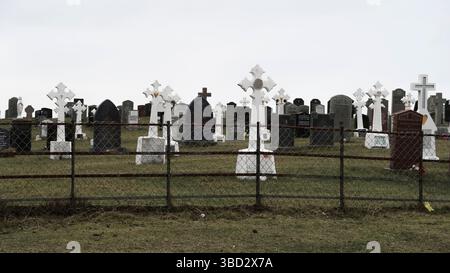 Friedhof auf Süd-Uist mit keltischen Kreuzen Stockfoto