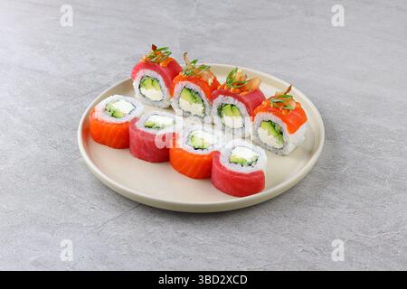 Bunte Thunfisch- und Lachscremekäse Avocado-Sushi-Rolls mit Ingwergarbe Stockfoto