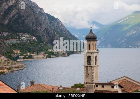 LIMONE SUL GARDA, ITALIEN - 8. Mai 2025: Limone Sul Garda liegt am Westufer des Gardasees in Italien Stockfoto