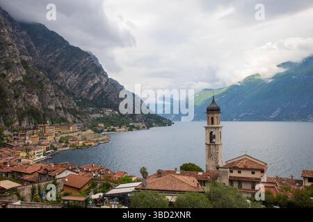 LIMONE SUL GARDA, ITALIEN - 8. Mai 2025: Limone Sul Garda liegt am Westufer des Gardasees in Italien Stockfoto