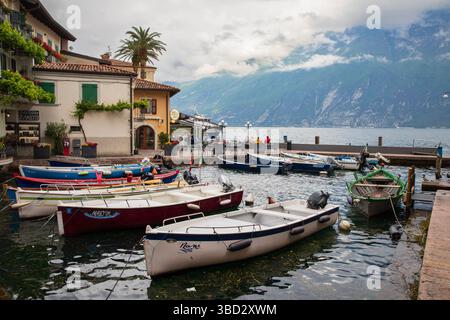LIMONE SUL GARDA, ITALIEN - 8. Mai 2025: Limone Sul Garda liegt am Westufer des Gardasees in Italien Stockfoto
