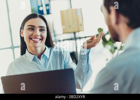 In einem modernen Büro mit natürlichem Licht tauschten Experten positive Gesten aus Stockfoto