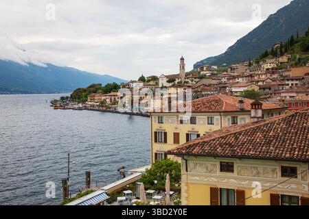LIMONE SUL GARDA, ITALIEN - 8. Mai 2025: Limone Sul Garda liegt am Westufer des Gardasees in Italien Stockfoto