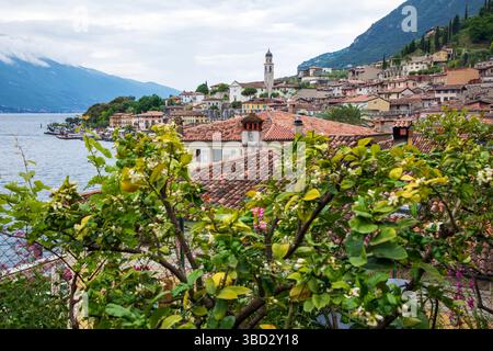 LIMONE SUL GARDA, ITALIEN - 8. Mai 2025: Limone Sul Garda liegt am Westufer des Gardasees in Italien Stockfoto