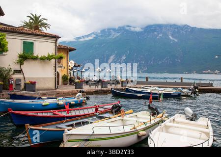 LIMONE SUL GARDA, ITALIEN - 8. Mai 2025: Limone Sul Garda liegt am Westufer des Gardasees in Italien Stockfoto