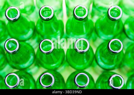 Leere Glasbierflaschen, Draufsicht. Stockfoto