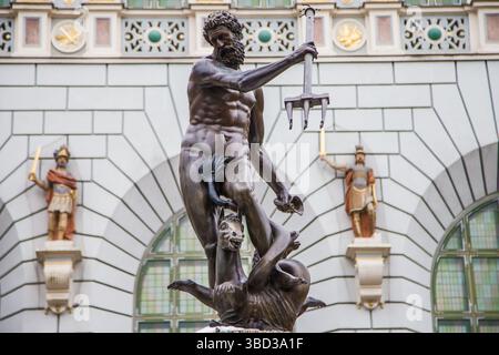 Der Neptunbrunnen vor dem Artus Court, Danzig, Polen. Stockfoto