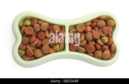 Trockenes Haustierfutter in Fütterschüssel isoliert auf weiß, Draufsicht Stockfoto