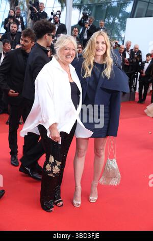 Cannes, Frankreich. Mai 2025. Charlotte de Turckheim und Julia Piaton besuchen den roten Teppich „La Venue de L'avenir“ (Farben der Zeit) beim 78. Jährlichen Filmfestival in Cannes im Palais des Festivals am 22. Mai 2025. Foto: Jerome Domine/ABACAPRESS.COM Credit: Abaca Press/Alamy Live News Stockfoto