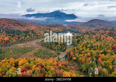 Luftaufnahme des Little Cherry Patch Pond mit dem Whiteface Mountain in der Ferne im Herbst im Adirondack Park in Upstate New York. Stockfoto
