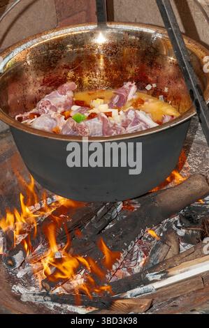 Gulasch Suppe kocht in einem großen Kessel auf offenem Feuer Stockfoto