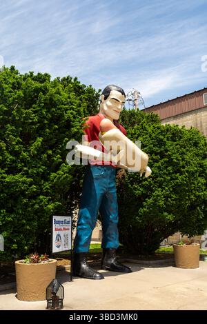 Atlanta, Illinois, USA – 15. Mai 2025 – Paul Bunyon Muffler man wurde als Attraktion am Straßenrand an der historischen Route 66 umfunktioniert. Stockfoto
