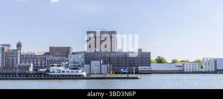 Rotterdam , Niederlande - 9. Mai 2025: Skyline von Rotterdam in den Niederlanden. Blick von der Halbinsel Katendrecht in der Floar Factory (Meelfabrieken) Stockfoto