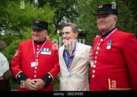 Chelsea, London, Großbritannien. Mai 2025. Schauspieler Rob Brydon MBE hat ein Foto mit zwei Chelsea Pensioners bei der RHS Chelsea Flower Show im Royal Hospital in London gemacht. Der walisische Schauspieler Rob Brydon ist auch ein Komiker und bekannt für die Rolle Bryn West in der BBC Television Series, Gavin & Stacey. Er hat auch die BBC One Comedy-Panel-Show "würde ich dich belügen?" vorgestellt. Seit 2009. Kredit: Maureen McLean/Alamy Stockfoto