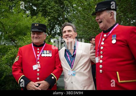 Chelsea, London, Großbritannien. Mai 2025. Schauspieler Rob Brydon MBE hat ein Foto mit zwei Chelsea Pensioners bei der RHS Chelsea Flower Show im Royal Hospital in London gemacht. Der walisische Schauspieler Rob Brydon ist auch ein Komiker und bekannt für die Rolle Bryn West in der BBC Television Series, Gavin & Stacey. Er hat auch die BBC One Comedy-Panel-Show "würde ich dich belügen?" vorgestellt. Seit 2009. Kredit: Maureen McLean/Alamy Stockfoto