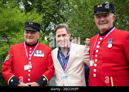 Chelsea, London, Großbritannien. Mai 2025. Schauspieler Rob Brydon MBE hat ein Foto mit zwei Chelsea Pensioners bei der RHS Chelsea Flower Show im Royal Hospital in London gemacht. Der walisische Schauspieler Rob Brydon ist auch ein Komiker und bekannt für die Rolle Bryn West in der BBC Television Series, Gavin & Stacey. Er hat auch die BBC One Comedy-Panel-Show "würde ich dich belügen?" vorgestellt. Seit 2009. Kredit: Maureen McLean/Alamy Stockfoto