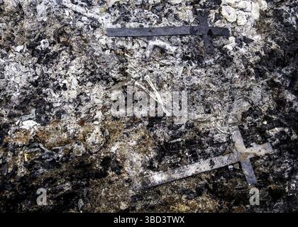 Details des alten Krematoriums mit Überresten menschlicher Knochen, Friedhof Stockfoto