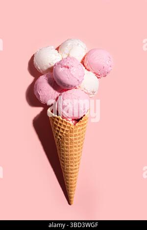 Eisbecher mit Erdbeeren- und Vanillekugeln auf rosa Pastellhintergrund, kreative flache Lay, Kopierraum. Viele leckere Bio-Eissorten werden eingelegt Stockfoto
