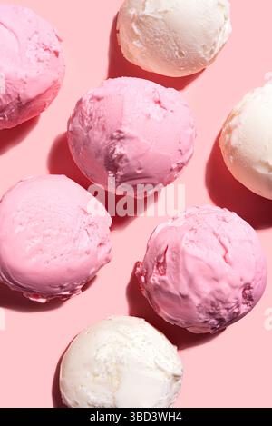 Erdbeer- und Vanilleeis aus nächster Nähe auf rosa Pastellhintergrund, Draufsicht. Verschiedene Eissorten oder Eis kreative flache Lay, trendiges Desig Stockfoto